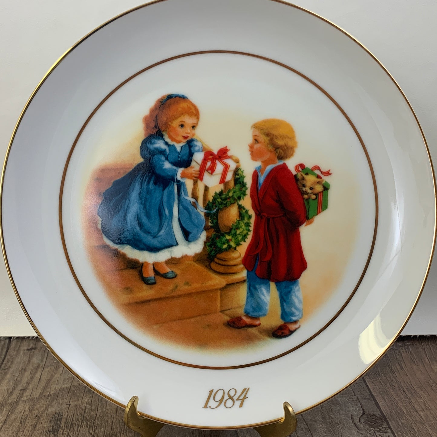 Avon Vintage Christmas Collector Plate Christmas Memories Fourth Edition Celebrating the Joy of Giving