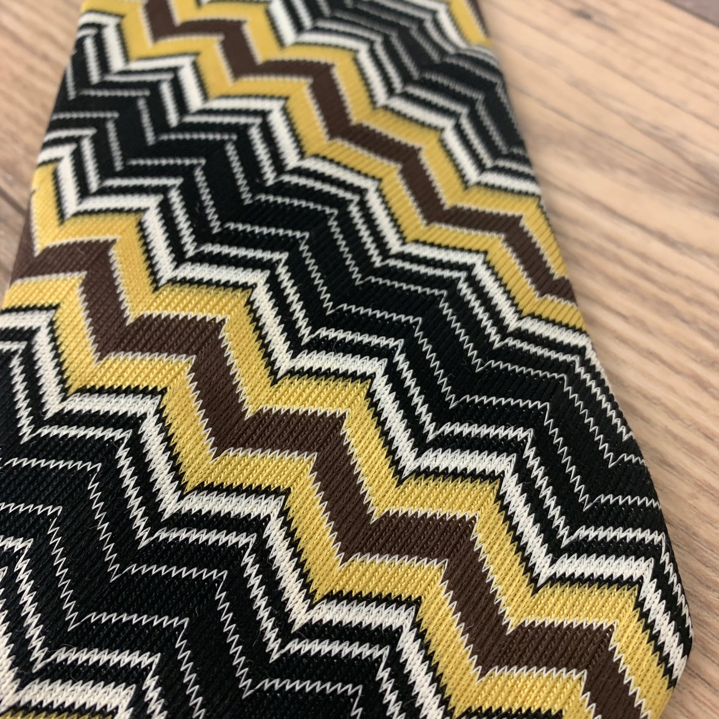 Vintage Polyester Tie with Geometric Design, Wide Tie with Zig Zag Patern