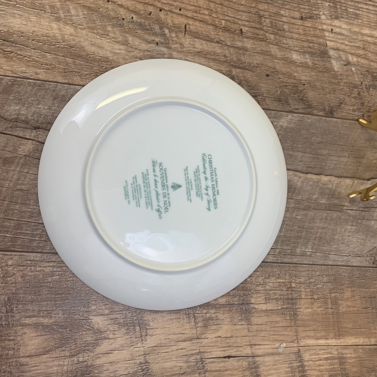 Avon Vintage Christmas Collector Plate Christmas Memories Fourth Edition Celebrating the Joy of Giving