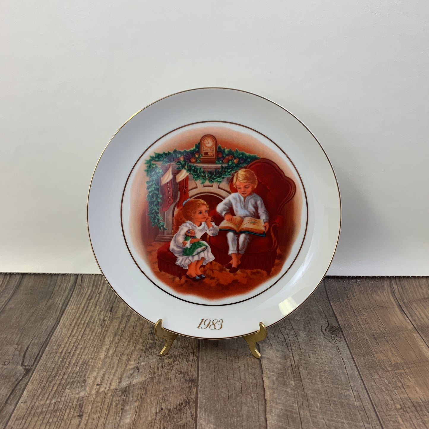 Avon Christmas Memories Third Edition Enjoying the Night Before Christmas 1983 Collector Plate