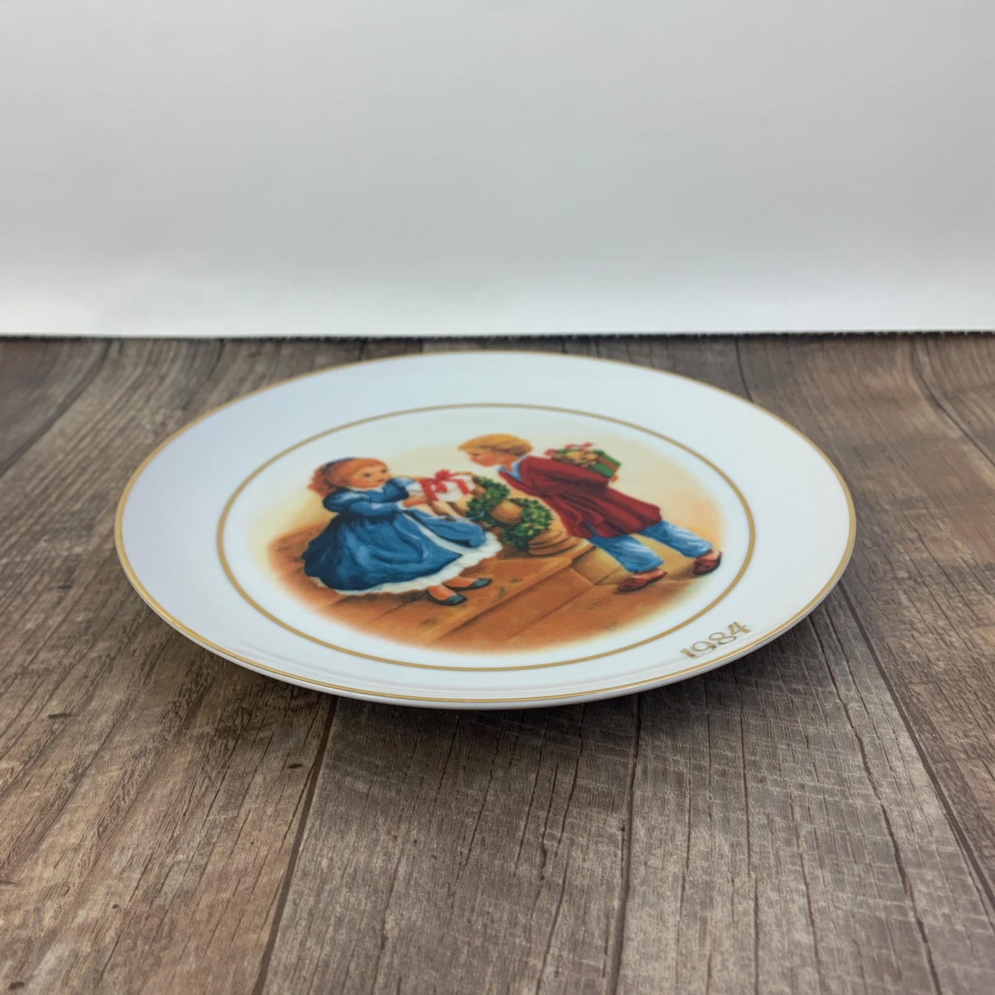 Avon Vintage Christmas Collector Plate Christmas Memories Fourth Edition Celebrating the Joy of Giving