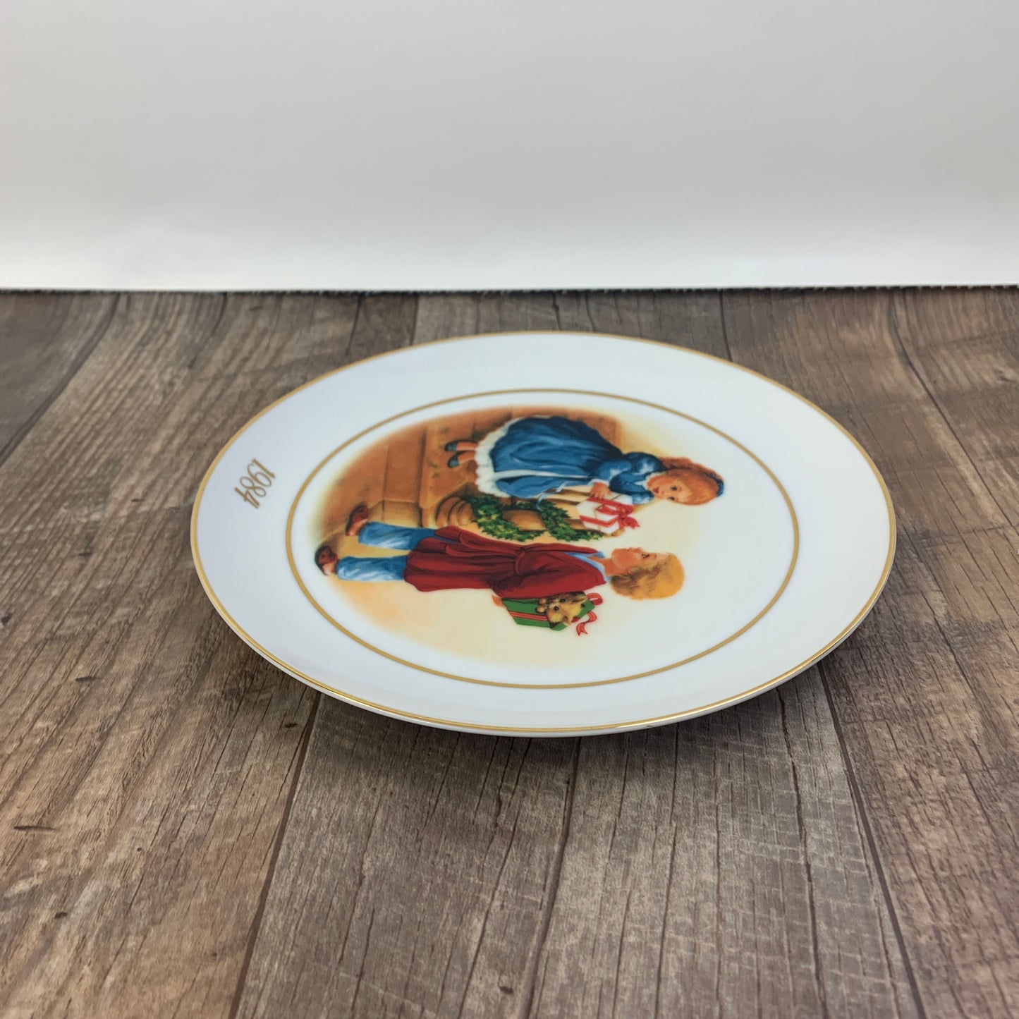Avon Vintage Christmas Collector Plate Christmas Memories Fourth Edition Celebrating the Joy of Giving