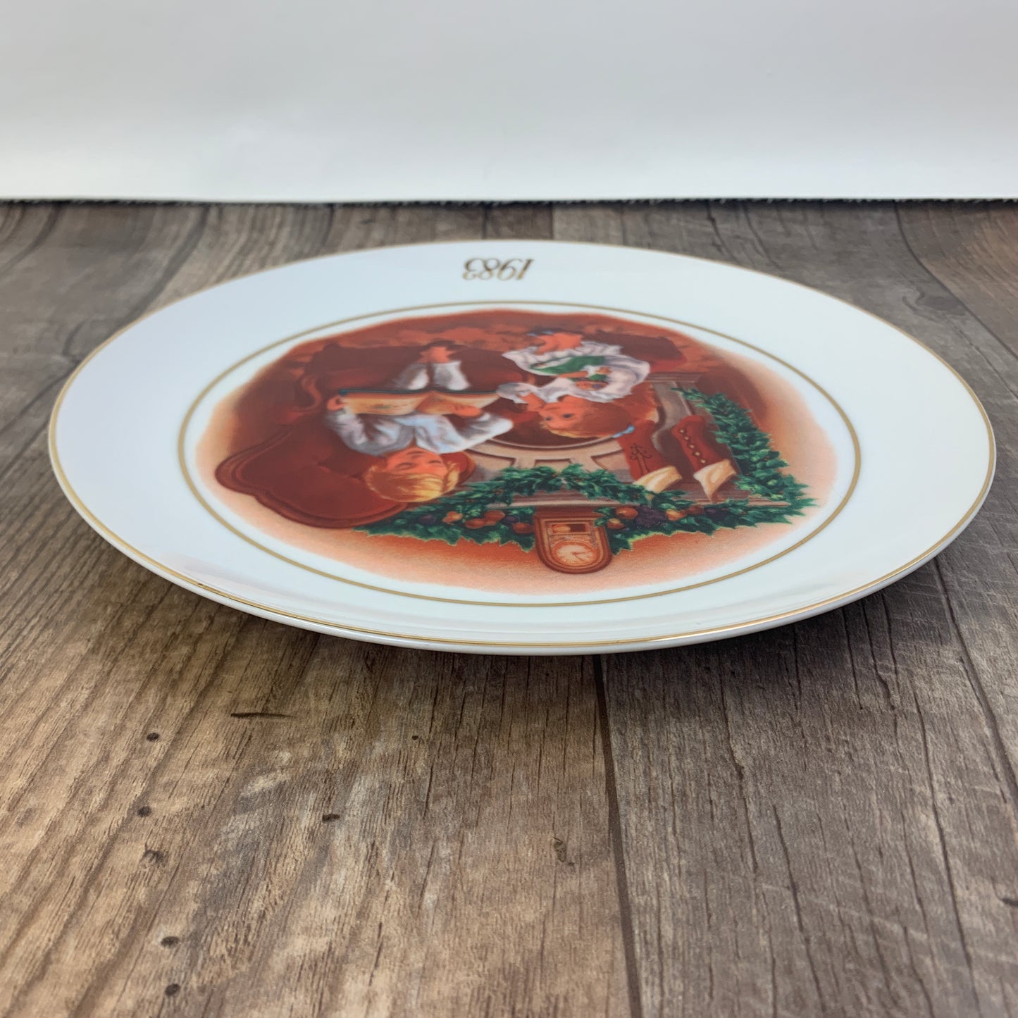 Avon Christmas Memories Third Edition Enjoying the Night Before Christmas 1983 Collector Plate