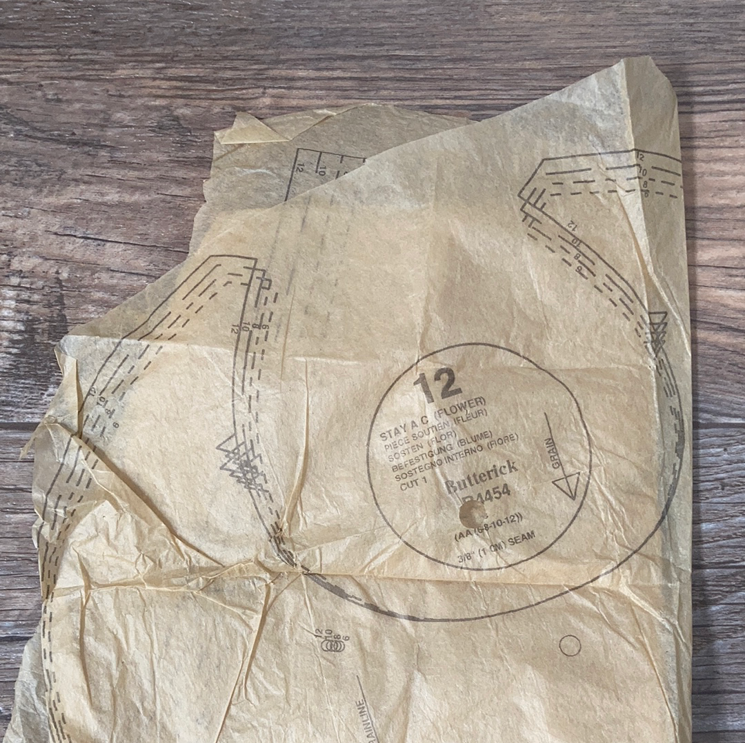 Ladies Hip Length Blouse with Short Long or No Sleeves Sewing Pattern Size 6 to 12 Butterick B4454