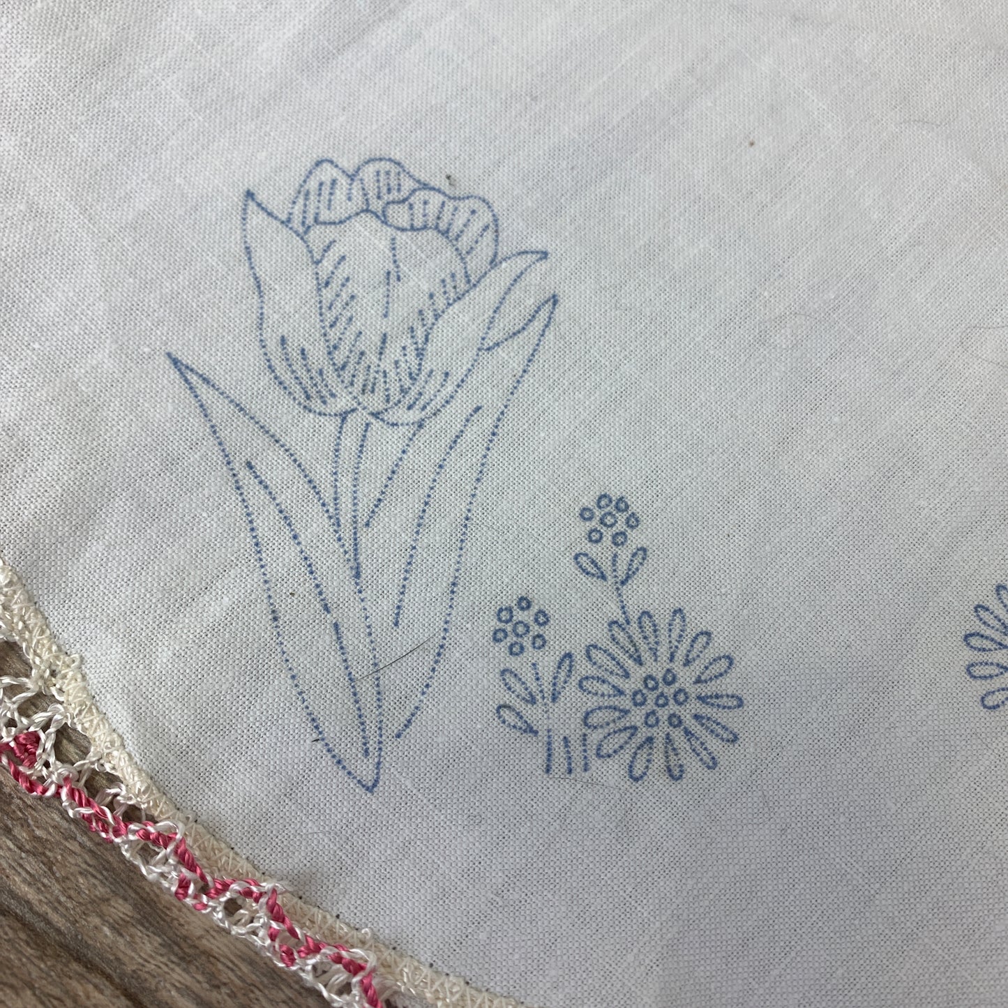 Vintage Doilies with Bobbin Lace DIY Embroidery Blanks, NOS Table Scarf with Iron on Transfers