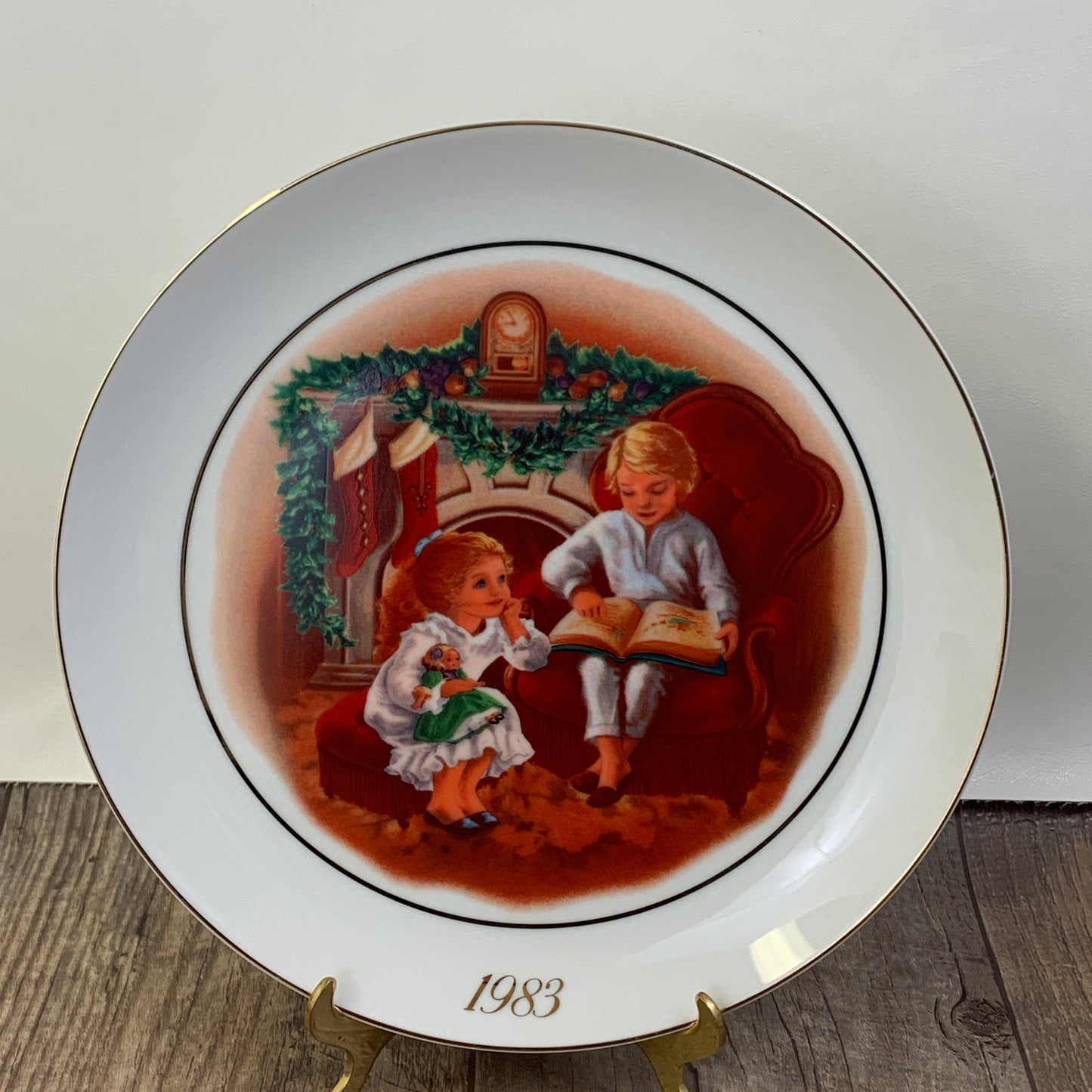Avon Christmas Memories Third Edition Enjoying the Night Before Christmas 1983 Collector Plate