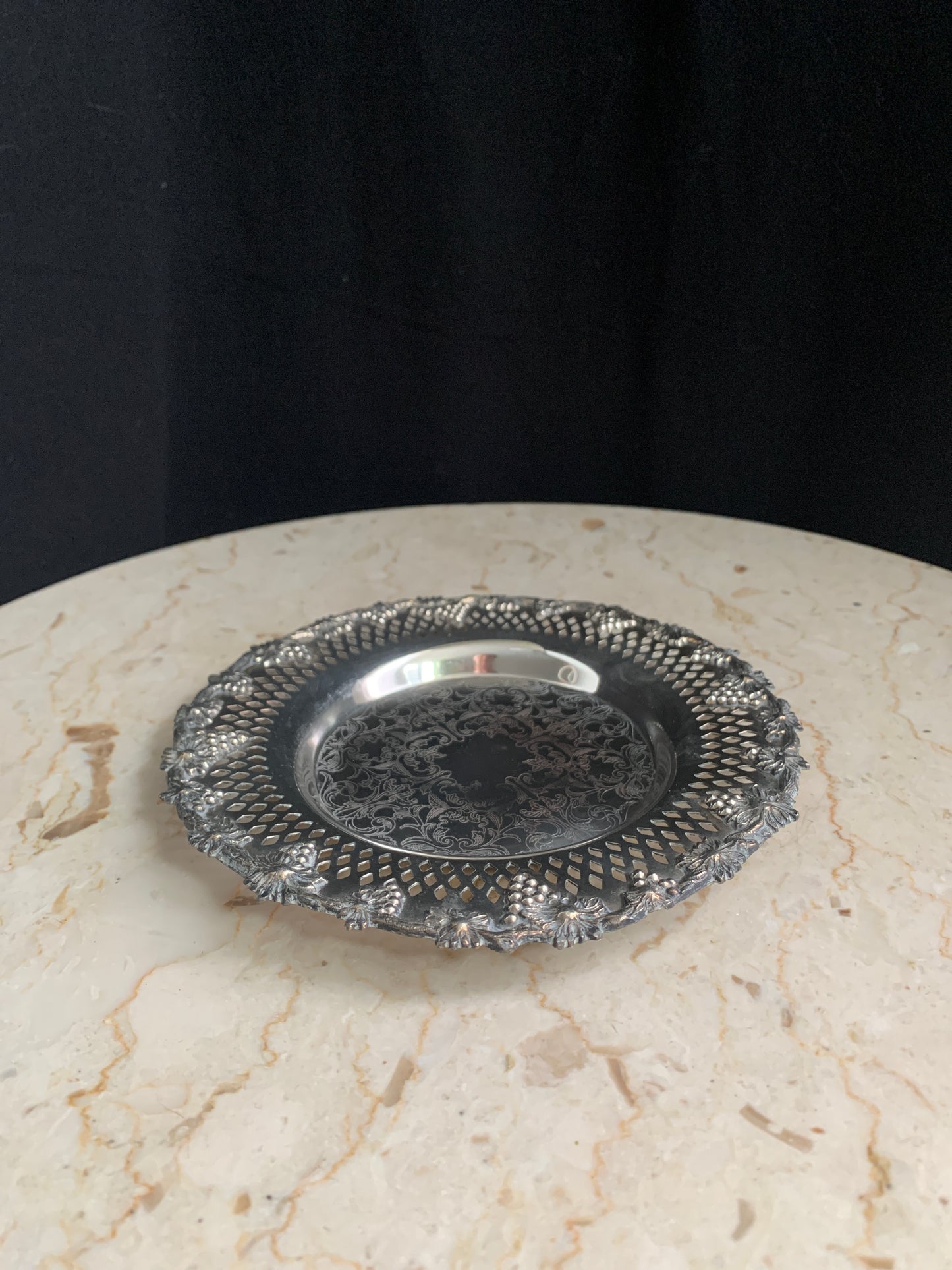 Wm A Rogers Old English Reproduction 6112 - Silver Plated Dish - Formal Dining Table Decor - Silver Vanity Dish Dresser Decor Catch all