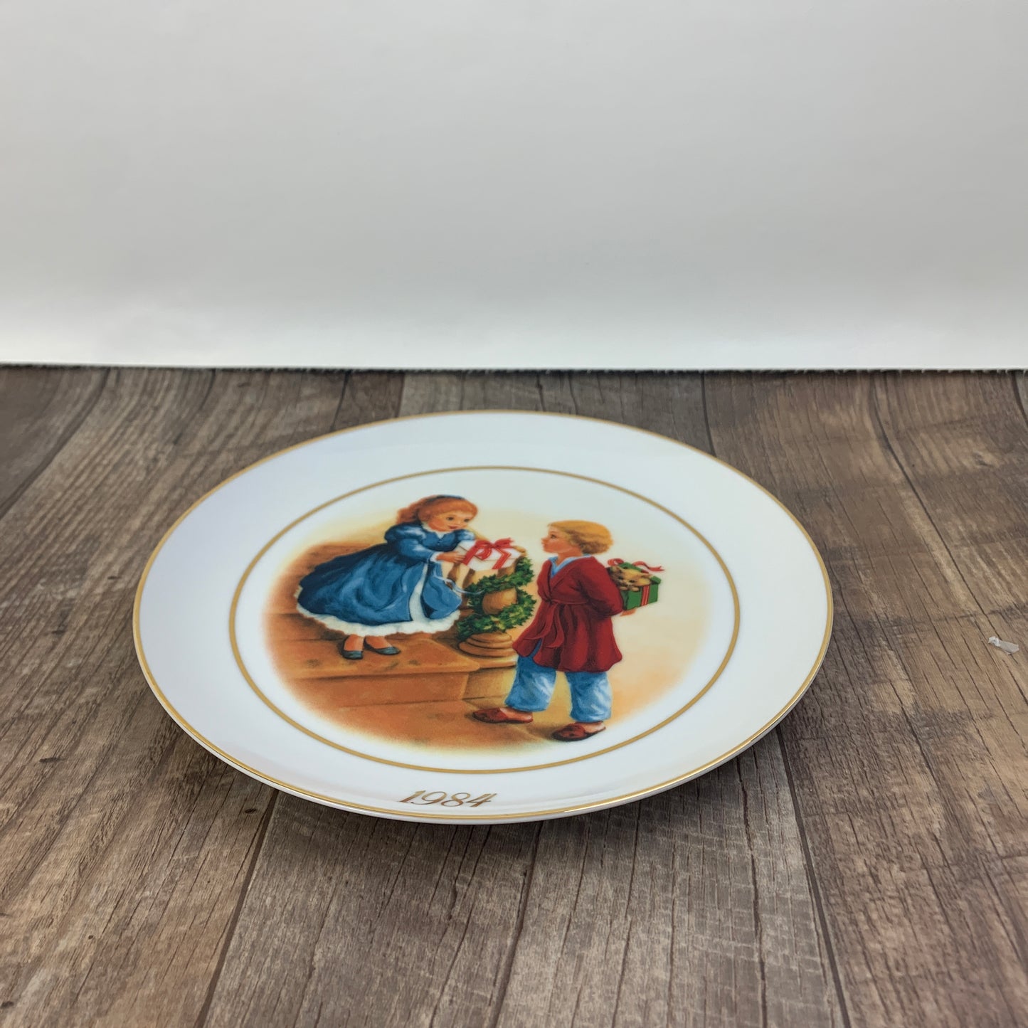 Avon Vintage Christmas Collector Plate Christmas Memories Fourth Edition Celebrating the Joy of Giving