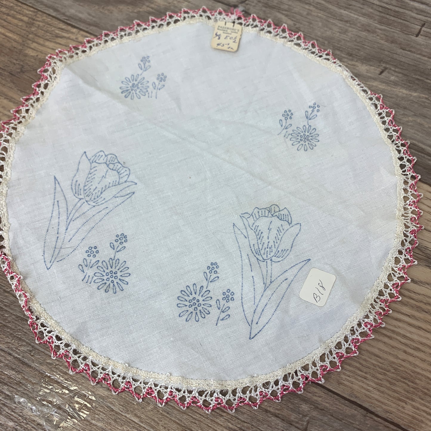 Vintage Doilies with Bobbin Lace DIY Embroidery Blanks, NOS Table Scarf with Iron on Transfers