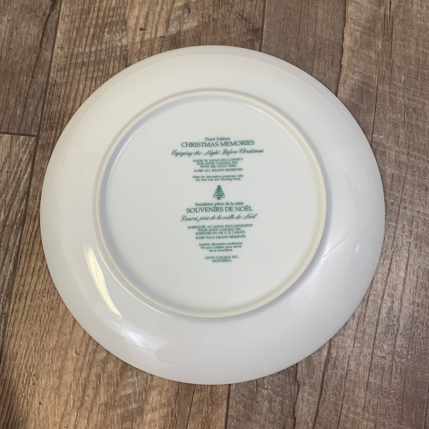 Avon Christmas Memories Third Edition Enjoying the Night Before Christmas 1983 Collector Plate