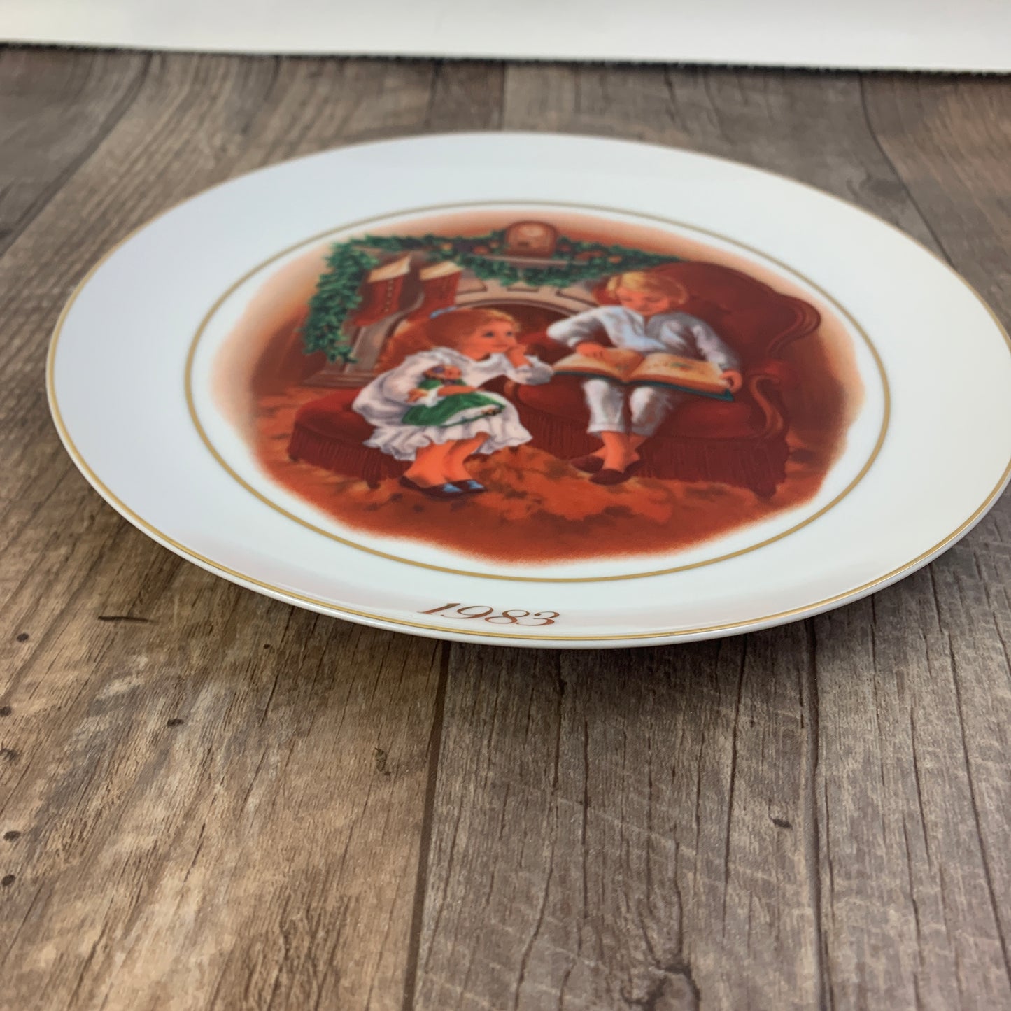 Avon Christmas Memories Third Edition Enjoying the Night Before Christmas 1983 Collector Plate
