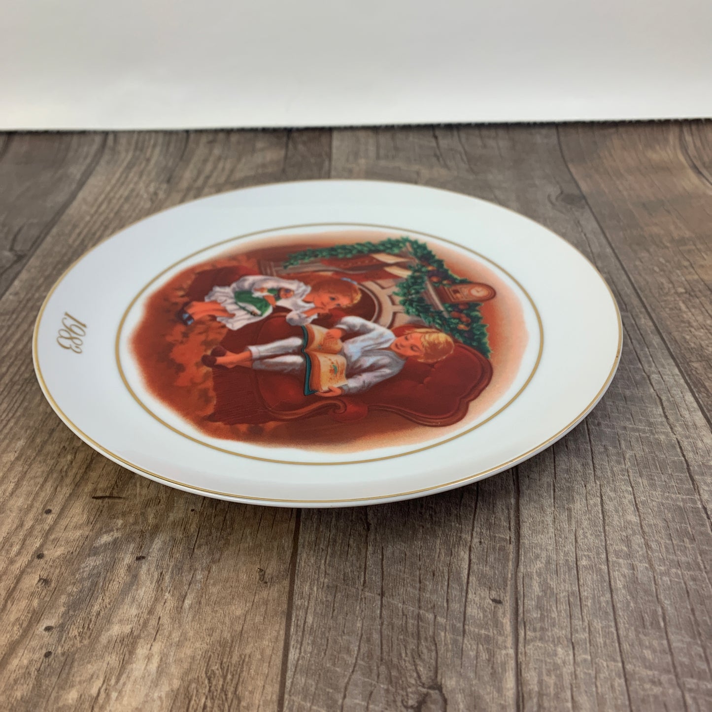 Avon Christmas Memories Third Edition Enjoying the Night Before Christmas 1983 Collector Plate