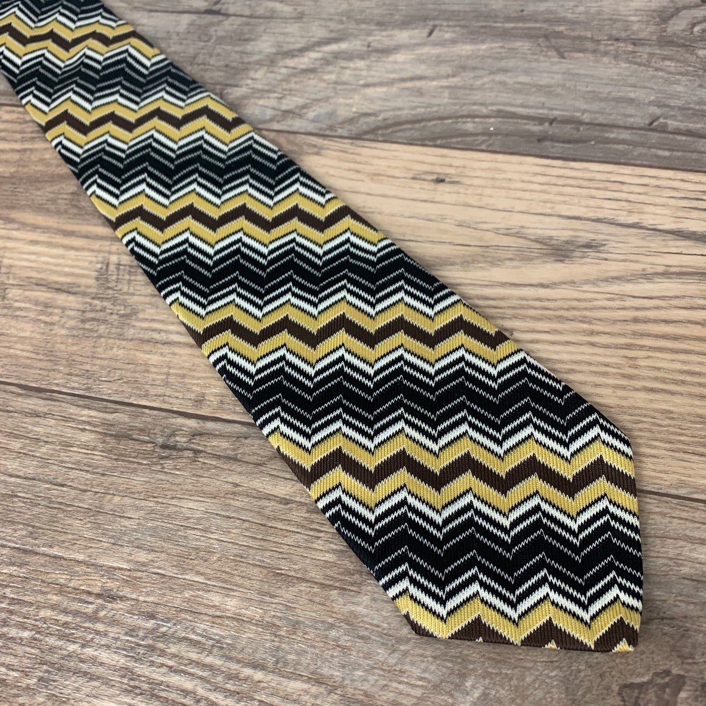 Vintage Polyester Tie with Geometric Design, Wide Tie with Zig Zag Patern