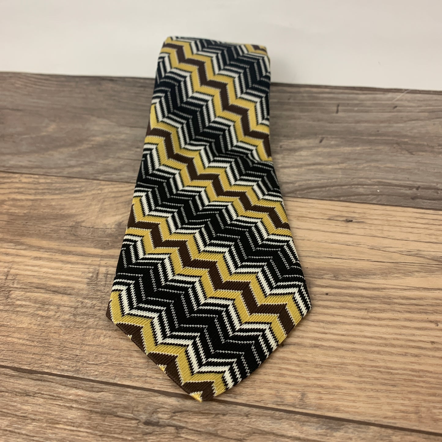 Vintage Polyester Tie with Geometric Design, Wide Tie with Zig Zag Patern