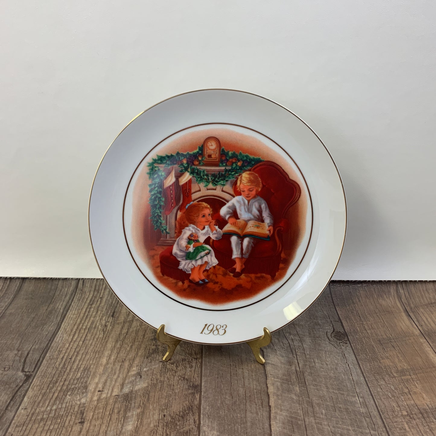 Avon Christmas Memories Third Edition Enjoying the Night Before Christmas 1983  Collector Plate