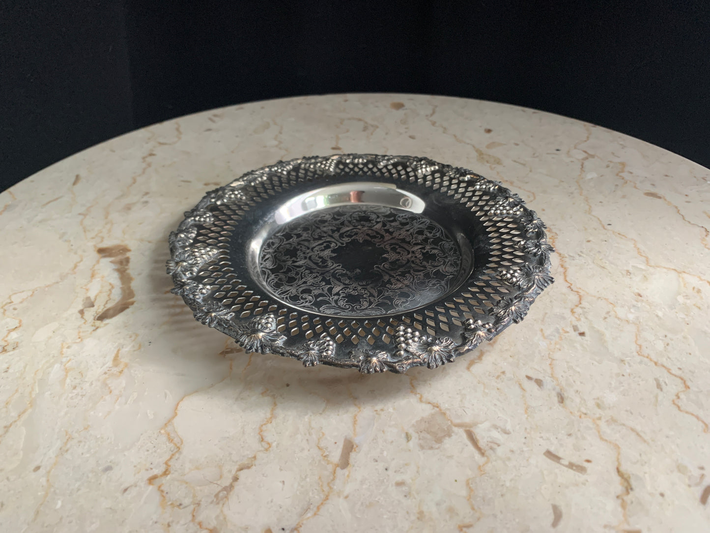 Wm A Rogers Old English Reproduction 6112 - Silver Plated Dish - Formal Dining Table Decor - Silver Vanity Dish Dresser Decor Catch all