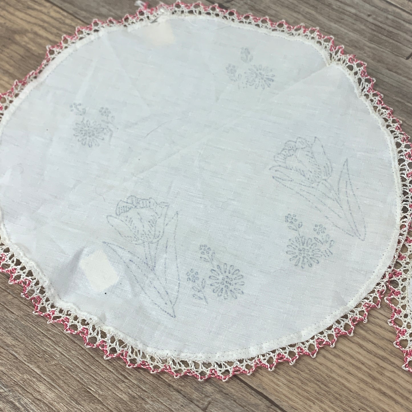 Vintage Doilies with Bobbin Lace DIY Embroidery Blanks, NOS Table Scarf with Iron on Transfers