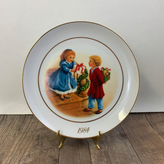 Avon Vintage Christmas Collector Plate Christmas Memories Fourth Edition Celebrating the Joy of Giving